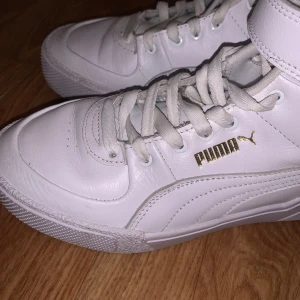 Puma skor  - Pris kan diskuteras. Puma skor  Storlek 38. Säljer för dom är för stora. Använt 1 gång. 