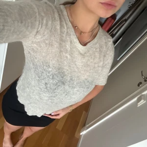 Filippa k stickad tröja  - Stickad t-shirt från Filippa k mohair blandning därav pris