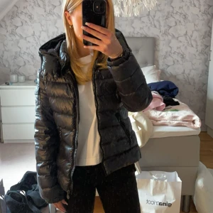 Moncler jacka  - Snygg marinblå jacka från moncler i modellen Bady. Passar mig som har s-m. Självklart äkta, hör av er vid intresse eller mer bilder