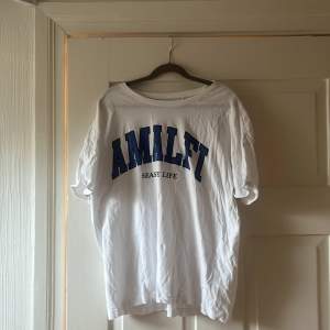 Oversized vit t-shirt med texten ”Amalfi, seaside life”