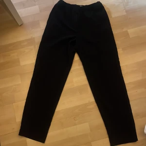 Kostymbyxor  - Kostymbyxor från Weekday, bra skick, långa frakt ingår ej