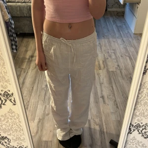 Linnebyxor - Linnebyxor ifrån design by si, använda 1 gång💞 jag är 176 och de går hela vägen ner på mig! Inte genomskinliga då de har dubbeltyg🥰 