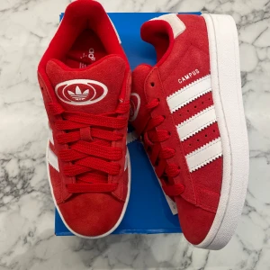 Adidas Campus 00s ”Better Scarlett” (Juniormodellen) - Helt nya och oanvända Adidas Campus 00s ”Better Scarlet” i Juniormodellen.   Storlek 36 2/3. Pris:850+frakt   Skicka ett meddelande vid intresse