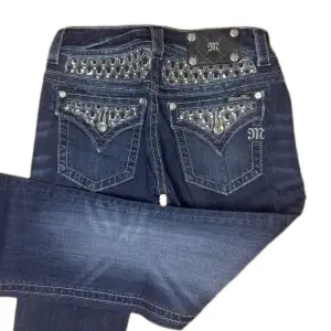 Miss Me jeans i modellen ”JP6240B/boot” midjemåttet rakt över är 36,5cm. Ytterbenet 105,5cm och innerbenet 84,5cm. Jeansen är som nya. Kontakta vid intresse!