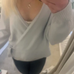 Other stories omlott tröja - Super fin blå otherstories omlott kofta i en ljus blå färg. Skriv för fler bilder och frågor❤️pris kan diskuteras 