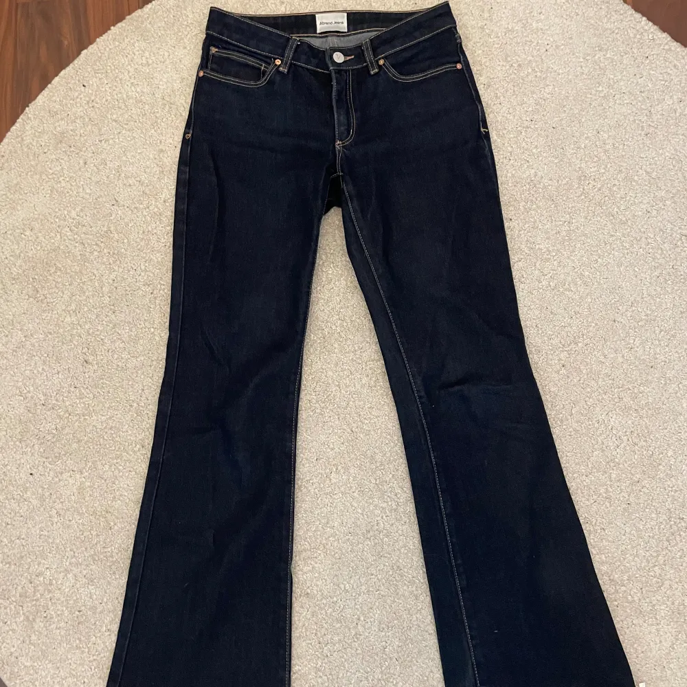 säljer ett par mörkblåa jeans från abrand jeans i modellen ”a 99 low boot” i väldigt bra skick. pris kan diskuteras! köps via köp nu, kom privat om du har frågor eller vill ha fler bilder. 💋💋. Jeans & Byxor.