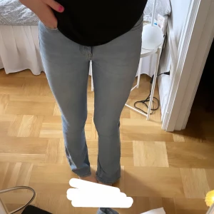 utsvängda jeans från Ginatricot  - Jättesnygga ljusblåa jeans från Ginatricot , storlek S💕💕💕💕💕Passar mig bra som är 170 cm