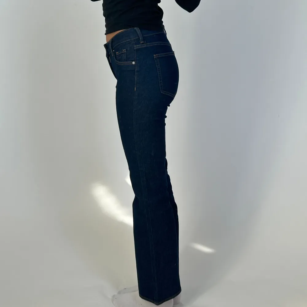 Mörkblå stretchiga jeans. Toppskick. 35 cm tvärs över midjan och 81 cm innerbenslängd. Jeans & Byxor.