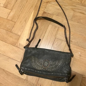 Zadig Voltaire  - Använd och saknar några stenar men inget som tydligt syns