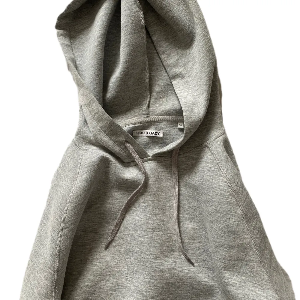 En grå hoodie från our legacy den är som ny och har inga flaws.. Hoodies.
