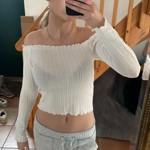 Vit blus - Säljer denna skit snygga blus som tyvärr inte kommer till användning. Den är från Gina och aldrig använd endast provad. Priset kan diskuteras precis som i resten av mina annonser:)
