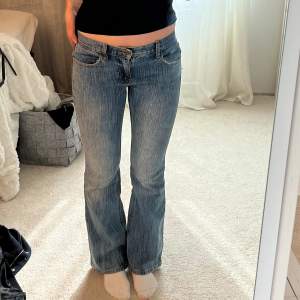 Säljer mina så fina lågmidjade bootcut jeans!! Midjemått 38 cm Innebenslängd 78 cm