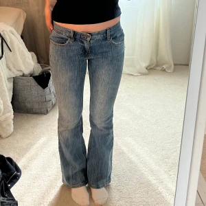 Lågmidjade bootcut jeans  - Säljer mina så fina lågmidjade bootcut jeans!! Midjemått 38 cm Innebenslängd 78 cm