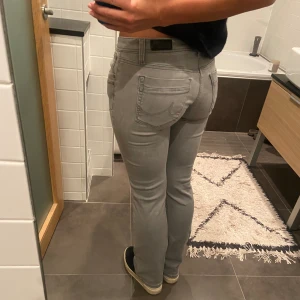 Ltb jeans - Ett par gråa ltb jeans i jättebra skick. Använda fåtal gånger. Kommer inte till användning längre därför säljer jag dem. Sitter bra på mig som brukar vara en M💞 skriv för fler frågor! Köpta för 829kr