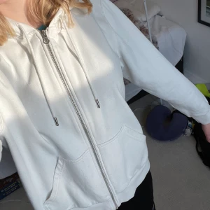 Vit ziphoodie - En vit hoodie med dragkedja från HM i väldigt fint skick! Säljer då den är för kort i ärmarna för mig (är 180). Kan skicka fler bilder privat och kan tvätta innan jag skickar om det önskas 🫶