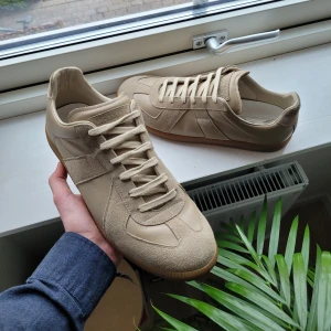 Maison Margiela skor - Extremt feta margiela gats! Superbra skick, enbart skorna därav det låga priset! Samma färg som Chris Heyns favorit gats🙂