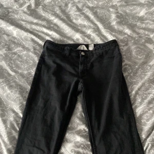 Bootcut jeans svarta  - Säljer dessa svarta bootcut jeans från hm. Använd typ en termin. De är korta på mig som är 160. Pris går att diskutera så tryck inte på köp nu tack! 
