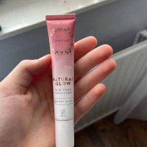 Lumene blush  - Säljer denna nästan oanvända blusen från lumene. Skulle säga att det är 85 % kvar av den. Färgen är inte alls täckande men man blir Glowy av den åtminstånde. Färgen är 4 berry blush 