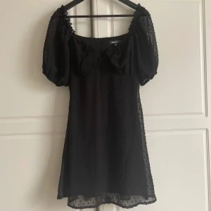 Klänning  - Svart spets klänning från missguided  Storlek 36 Använd en gång 