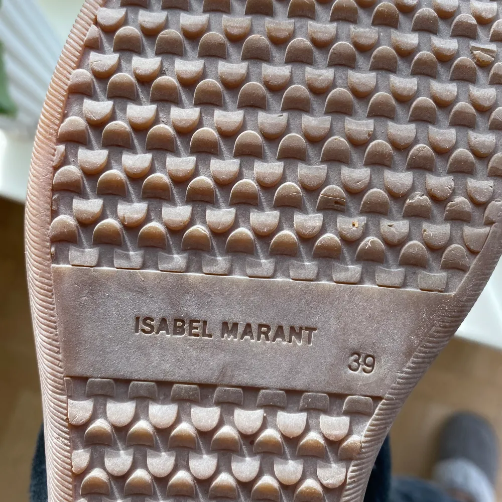 Säljer mina isabel marant skor pga använder ej. De är i strl 39 men är små i storleken ( jag har normalt 38). Har använt de en del men dem är fortfarande i bra skick! 🌸😊  OBS säljer ej via post, möts enbart upp i Stockholm . Skor.