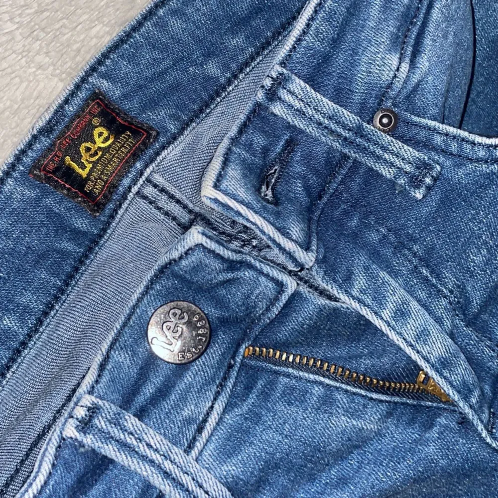 lågmidjade utsvängda jeans från Lee. nyköpta, använda ett få tal gånger, säljer då de är för små. perfekt skick.  pris kan diskuteras. . Jeans & Byxor.