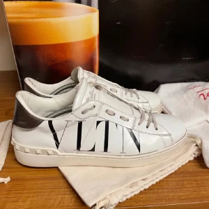 Valentino skor - Säljer nu mina fina valentino skor! Skorna har mycket kvar att ge, finns några defekter. Storlek - 42 passar 43 Skick - 7/10 Pris - 1899 Skriv för mer bilder mm, pris ej hugget i sten! 