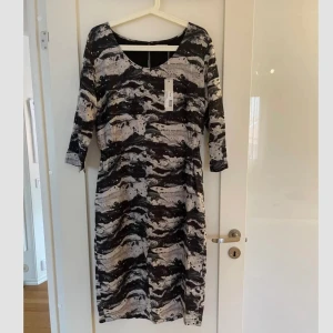 J.Lindberg klänning  - Mycket fin oanvänd J.Lindberg klänning i coolt mönster.  Resår i ryggen så den sitter väldigt fint på. Storlek 40 Nypris 1700kr Pris kan diskuteras.