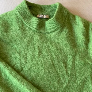 Grön stickad tröja Gina tricot - Grön härlig stickad från gina! Fin till våren. Storlek XS men är stor i storleken, passar mig perfekt som vanligtvis är S