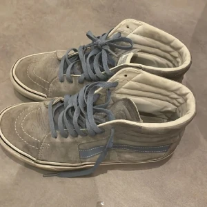 Vans sneakers - Säljer nu mina höga vans sneakers då de inte längre kommer till någon användning.