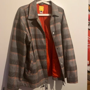 Jacka  - Köpte den på Carlings för några år sen använt den 3 gånger Max 