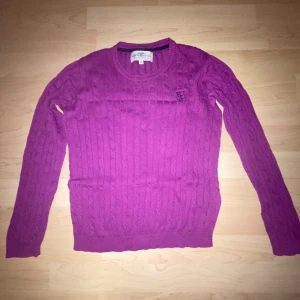 Lila långärmad stickad lila tröja från Kappahl  - Säljer min jätte fina lila långärmade stickade tröjan från Kappahl😍 Väldigt bra skick, den är liten i storleken. Priset går att diskutera, kom privat för fler frågor🥰