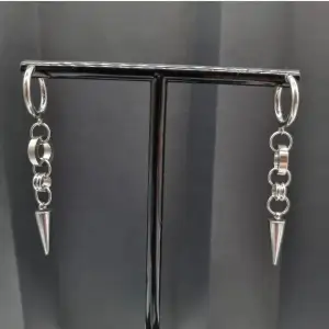Handgjorda örhängen ● design av mig ❤️Material- 100% rostfritt stål ●Längd -6cm Vattentåliga, ändrar inte färgen! Köp för 100kr/st eller 120kr/paret. Följ :@ekjewelryofficial🤲   