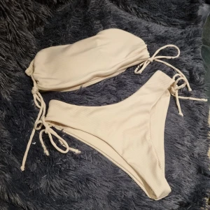Bikini - Bikini i storlek M överdelen är använd någon enstaka gång underdelen är aldrig använd.