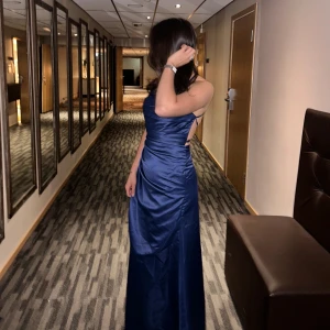 Balklänning - Säljer min fina marinblåa balklänning från JJ’s house!! Nyskick och endast använd vid en gala en gång! Passar perfekt till studentbalen etc!   Stl XXS-S jussterbara band i ryggen)💗 Nypris 1800kr inkl fraktavgift till Sverige💫