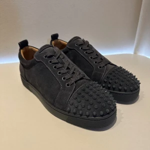 Louboutin skor - Hej! Säljer ett par riktigt feta Christian Louboutin skor i skön grå färg. Skorna är aldrig använda (skick 10/10) och allt og medföljer. Priset kan diskuteras och skriv gärna vid intresse😁
