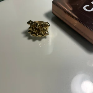 Edblad ring - Säljer min helt nya edbladring då jag fick 2 i födelsedagspresent. Helt ny aldrig änvänd i storlek s. Box ingår ej!! Pris kan diskuteras.