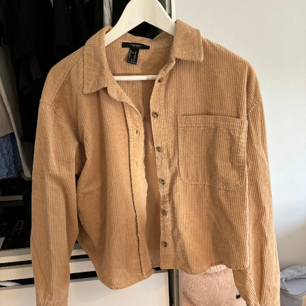 En jättefin brun/beige Manchester jacka, lite tunnare material. Köpt från forever 21, använd ett fåtal gånger🤍. Jackor.