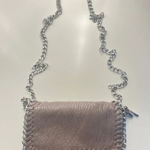 Liten grå Tiamo väska - Säljer min jätte fina tiamo väska då den inte kommer till användning längre💕💕Kedjan är lite rostig men annars jätte bra skick! Nypris 500