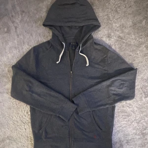 Ralph Lauren kofta - Hej! Säljer nu min stilrena Ralph Lauren kofta i storlek S eftersom att den har blivit för liten. Koftan är i grå och i väldigt skönt material. Den är i nyskick 9,5/10. Skriv vid frågor/intresse. Priset är inte hugget i sten 🤝🤝