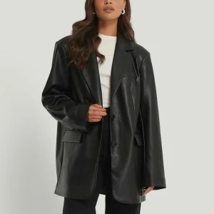 Kavaj Nakd - Nakd ”Maxi oversize PU-kavaj”  Helt oanvänd med alla lappar kvar Väldigt stor i storleken  Originalpris 699kr💞