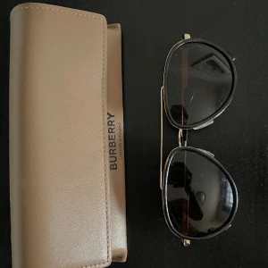 Burberry Solglasögon - Burberry solglasögon perfekt till soliga vinter-,vår- och sommardagar som är sparsamt använda. Kvitto, dustbag och box finns. 