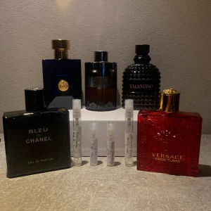 Parfym tester - Säljer 3/5ml tester av följande: Versace dylan blue - 35/50kr Azzaro wanted by night - 40/60kr Valentino oumo born in roma- 40/60kr  Bleu de chanel - 55/80kr Versace eros flame - 30/50kr 15kr frakt tillkommer, vid köp av 3 eller fler står jag för den