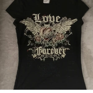 Tröja - Helt okej skick, köpt på plick men knappt använd. Sitter jättefint 😍