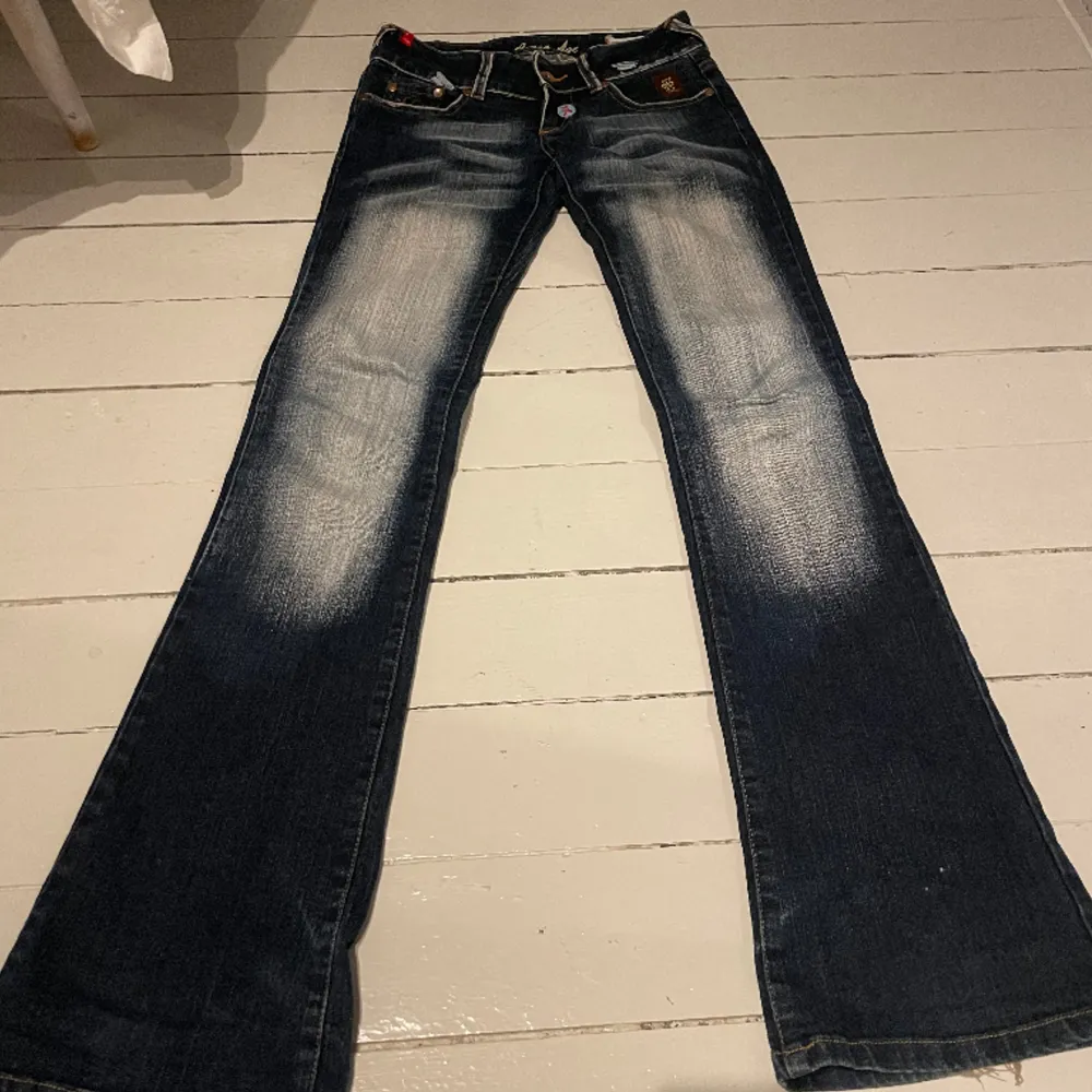Jättesnygga jeans i bra skick, midjemått: 34 cm och innerben: 83 cm. säljer pga rensning så kolla mitt konto, skriv för frågor❤️. Jeans & Byxor.