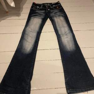 Jättesnygga jeans i bra skick, midjemått: 34 cm och innerben: 83 cm. säljer pga rensning så kolla mitt konto, skriv för frågor❤️
