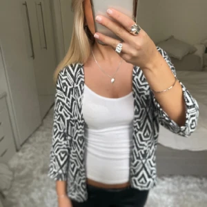 Trekvartsärmad mönstrad kofta - Säljer denna trekvartsärmade kofta med mönster. Har du någon fråga är det bara att höra av dig🫶🏻