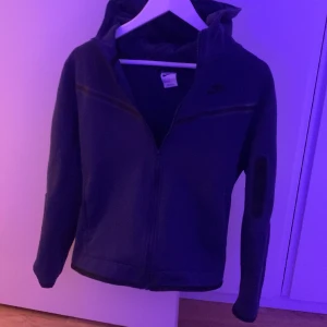 Nike tech set, blå - Nike tech set i blått  158-170CM Styck pris, tröja 275 byxor 250 Pris kan diskuteras 