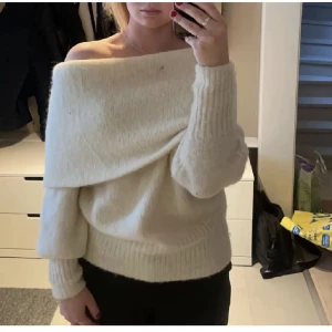 Offsholder tröja - Jättefin, inte tvättad ens en gång! Liten fläck där fram men går säkert bort i tvätten, dens syns på bilden❤️