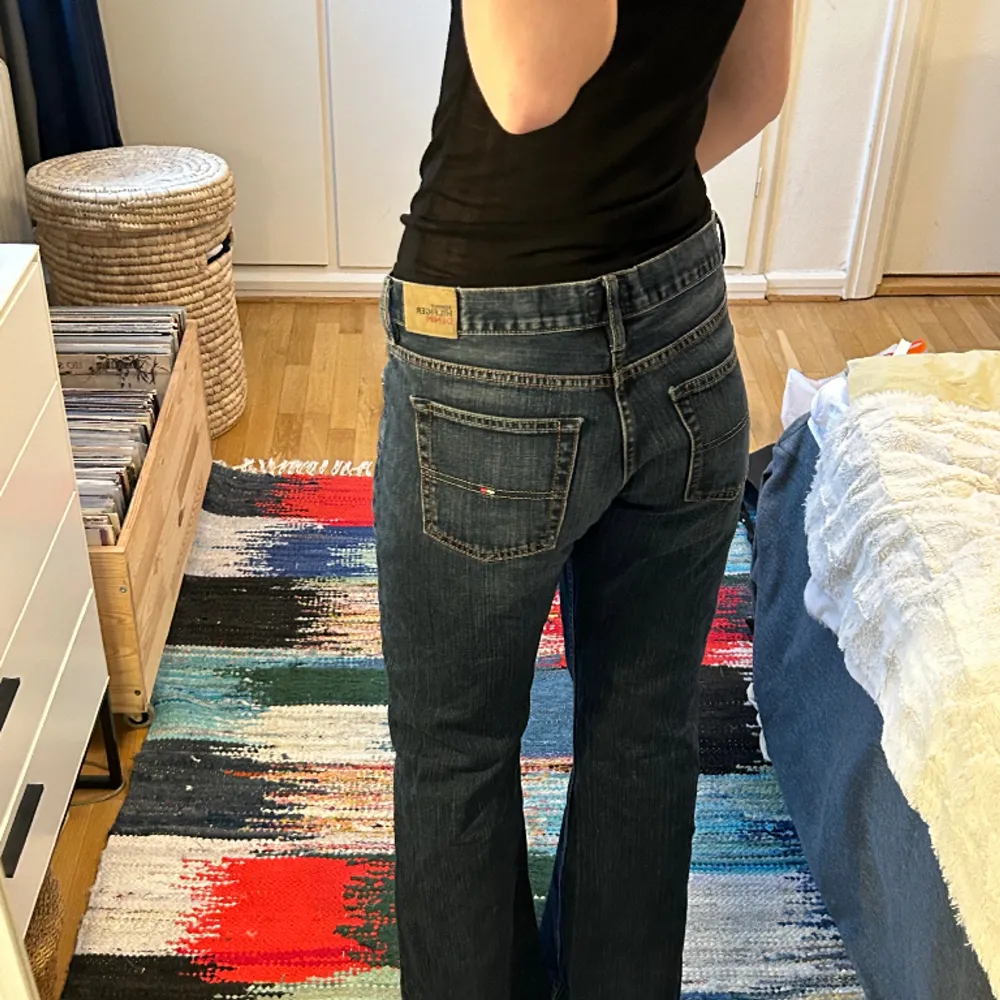 Jeans köpta secondhand från Tommy Hilfiger. Jättefint skick! Uppskattad storlek är 38. Midjemåttet är ca 40 cm mätt rakt över. 💓. Jeans & Byxor.