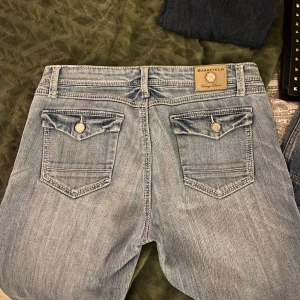 Snygga jeans - As snygga jeans som är raka i modellen. De passar mig i längden som är 172 cm💗💗